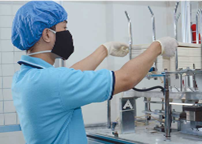 Operator produksi mengerjakan kemasan kertas Ecopaq Indonesia